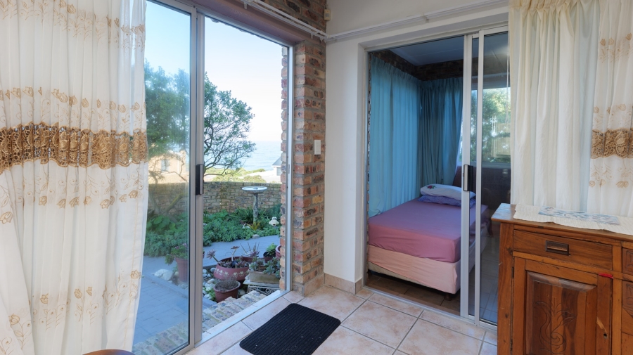 To Let 2 Bedroom Property for Rent in Oceanview Heights Western Cape